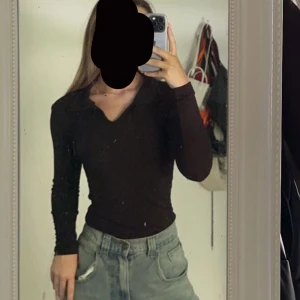 Svart body med krage - Jättecool svart body tröja med krage