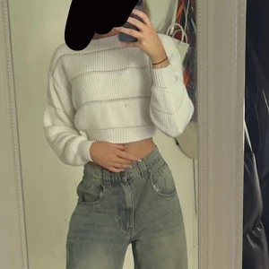 Vit stickad crop top - Populär vit stickad crop top från shein, använt fåtals gånger