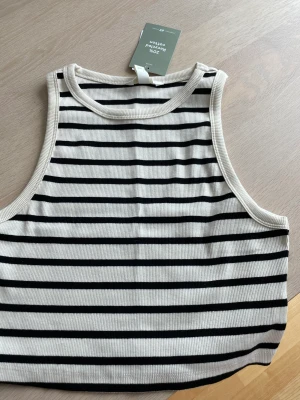 Hm linne!  - Ett svart, vitt linne inte använt någon gång!