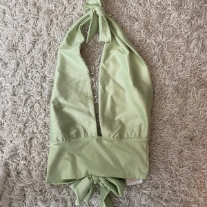 Grön topp  - En grön topp från bikbok, knappt använd. 