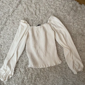 Långärmad vit tröja  - En långärmad vit tröja. Osäker vart den är ifrån. Storlek 170, 