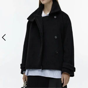 Arket kappa - Intressekoll på min fina kappa från arket, jätte bra skick🩷