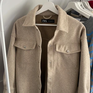 Zara kappa - Säljer denna fina kappa från zara perfekt nu till hösten! Säljer för att den aldrig kommit till användning därav i väldigt bra skick. Storlek XS men är väldig stor i storleken så går att använda för många storlekar upp också💓