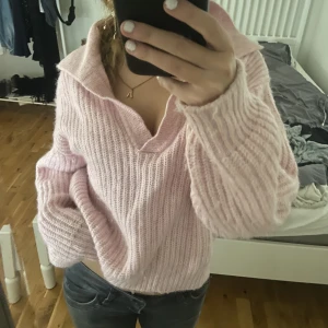 Rosa stickad - Söt rosa stickad tröja med en liten krage, använd få gånger💕