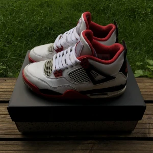 Jordan 4 fire red 2020 ❤️🔥 - Äkta Jordan 4 Fire Red (2020) i storlek 5.5 GS, motsvarande EU 38. Jag anser dock att de är något mindre i storlek. Inköpta via SNKRS 2020. Väl omhändertagna med bibehållen, fin vit färg. Hör av dig vid intresse!