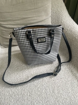 Väska - Snygg väska i fint skick som tyvärr inte kommer till användning. 