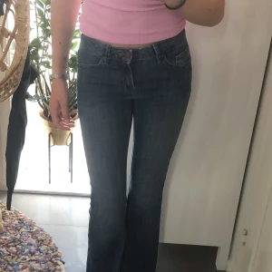 Lågmidjade jeans - Säljer dessa jättefina lågmidjade jeans som är bootcut eftersom de inte kommer till användning. Sömen är uppsprättad i botten så passar någon som är ungefär 164cm. Bra skick och perfekta till hösten.