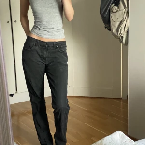 midwaist jeans - Miswaist urtvättade svarta jeans i bra skick, säljer då de inte används! Raka ben, kan användas som lowwaist också🥰