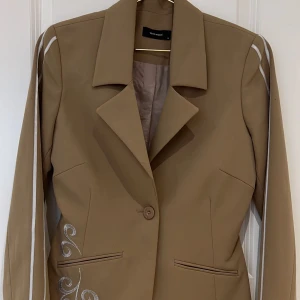 Kavaj - VeroModa - Ljusbrun kavaj från veromoda i storlek 36. Den är knappt använt, mycket bra i skick. Köpte den för 249kr men går tyvärr inte till användning alls så säljer för 99kr. Pris kan dock diskuteras👍🏼