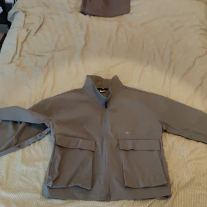 A Cold Wall x Nike jacka - Tvärfet Collab mellan acw och Nike för ett par år sen. Grå workjacket med löstagbar underdel med hjälp av dragkedja. Man kan även öppna upp ärmarna hela vägen med knappar. I princip nyskick använd 1-2 gånger 