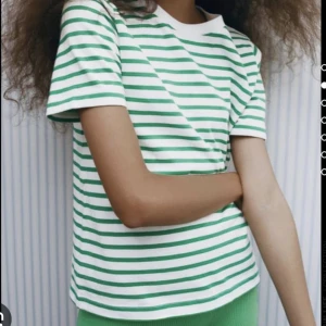 Grön och vit randig t-shirt💚🤍 - Säljer denna grön och vit randiga t-shirten från Zara❤️köpt för ca 1 år sen men är i princip oanvänd! Säljer då den ej kommer till användning. Den är i storlek L men skulle säga att den passar som S/M också som jag vanligtvis har!