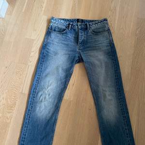 Snygga jeans i perfekt skick ifrån neuw, köpta på Nk för 1400 .Modellen heter Studio relaxed