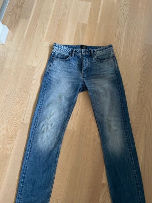 Neuw jeans - Snygga jeans i perfekt skick ifrån neuw, köpta på Nk för 1400 .Modellen heter Studio relaxed