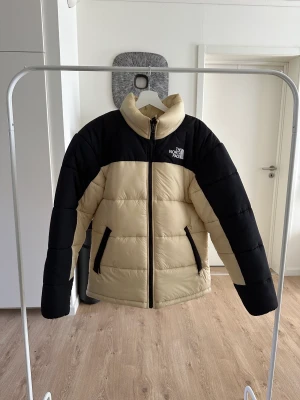 North face jacka - North face jacka som endast är använd ett fåtal gånger förra vintern.  Storlek S  Nypris 2449