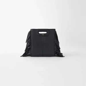 Maje väska - Säljer nu min svarta Maje väska i den lilla modellen. Köpte den på nk för 2 år sedan men känner att jag tröttnat mycket på den. Flitigt använd men mycket bra skick, har distance och båda banden