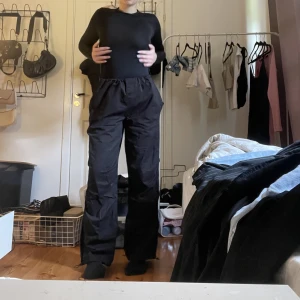 Super fina cargoish byxor - Säljer mina älskade byxor ifrån bershka då jag har för mkt kläder och behöver bli av med dem. Sitter superfint på och är så sköna. Priset går att diskutera vid snabb affär