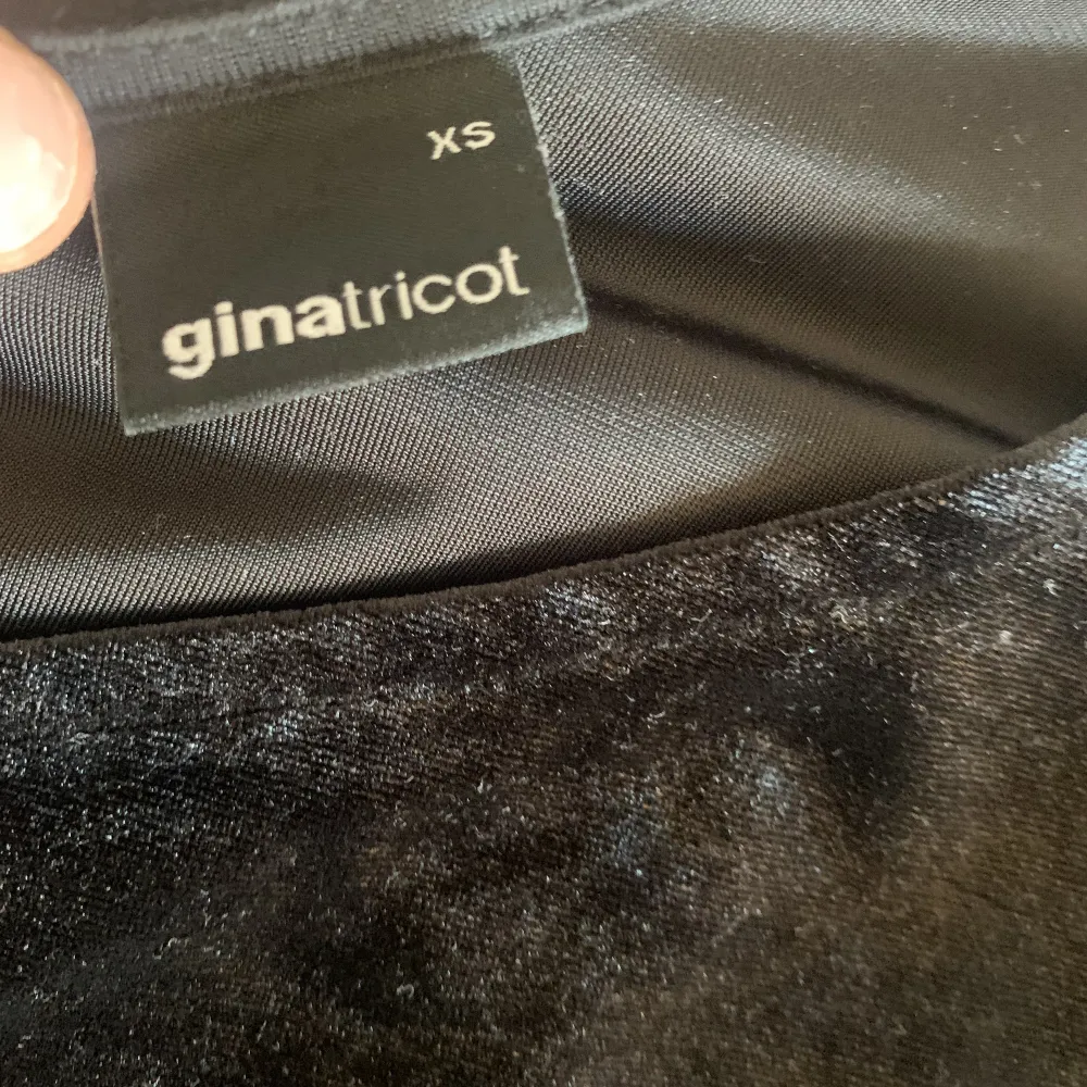 jag säljer denna snygga enarmade svarta tröjan i sammet från Gina då den inte kommer till användning längre! Använd fåtal gånger 💕💕(passar även någon som har S). Toppar.