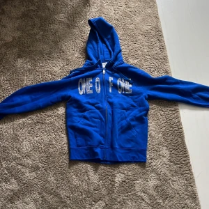 One of one  - Tja, säljer min one of one tröja pågrund utav att den var stor, den är i storlek small. Tröjan är i top skick och har aldrig använts. Skriv för mer bilder eller om du har några frågor.