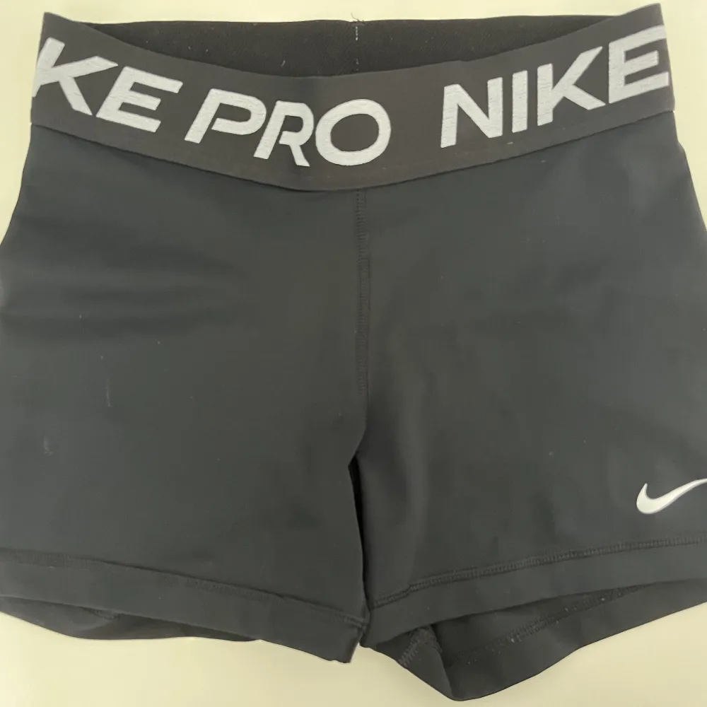 Nike Pro träningsshorts. Nyskick! Nypris 349 kr. . Shorts.