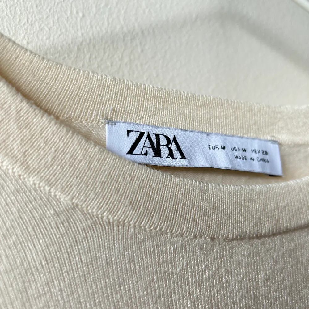Långärmad tröja från Zara med detaljer vid ärmarna. Storlek M men sitter mer som S.. Toppar.