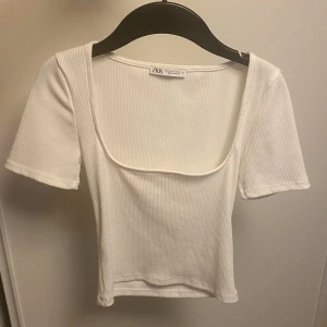 Zara t shirt - Gullig topp från zara, ribbad. 