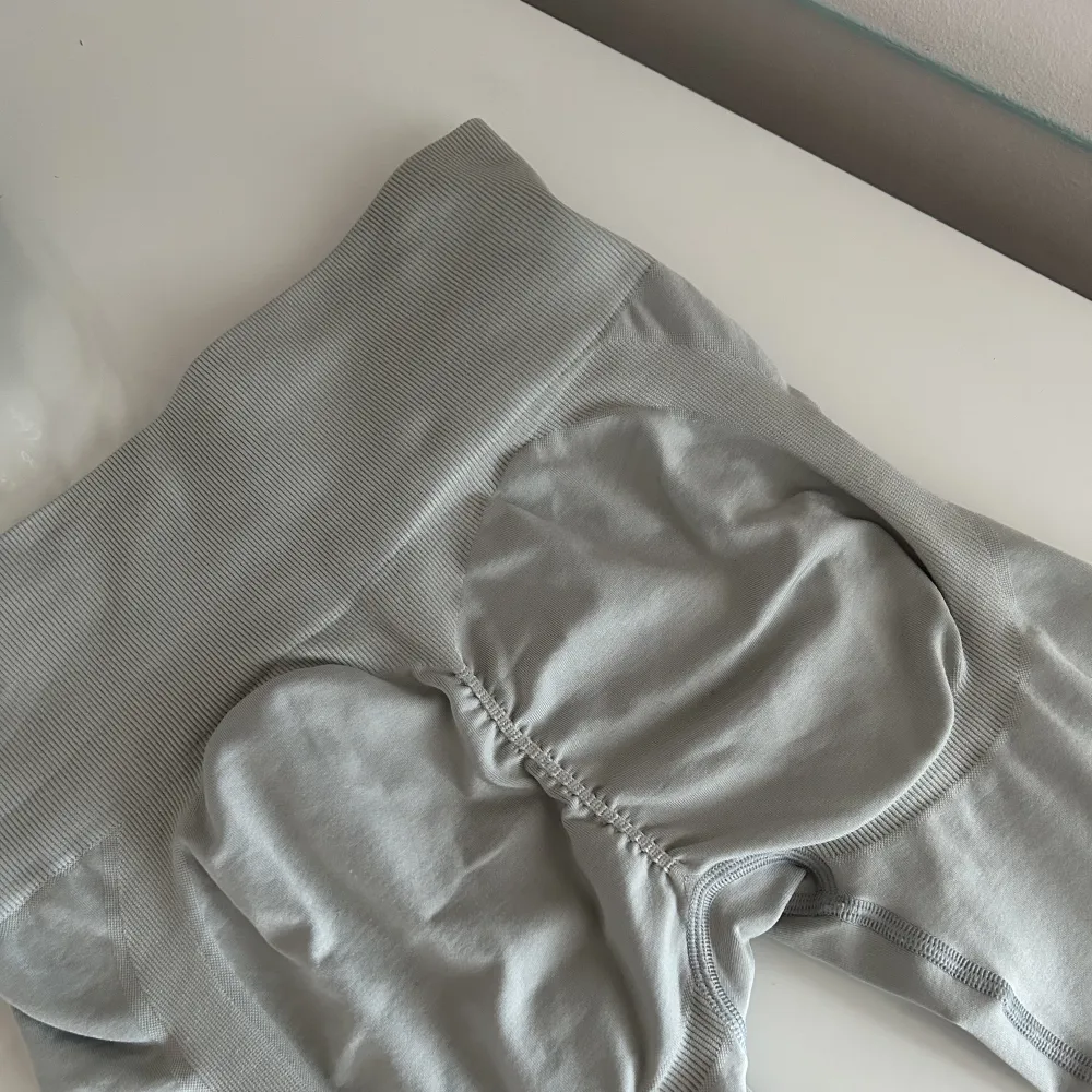 Säljer mina BO+TEE tights som jag inte använder. De värkar inte sälja den färgen jag har längre vilket är beige/grå. Så de är insta samma färg som sista bilden från deras hemsida. Utan de ser ut som på de två första bilderna. Ordinariepris: 698kr. . Jeans & Byxor.