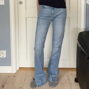Super fina blåa bootcut jeans som är perfekta när man vill ha ett par basic jeans😍 använd få tal gånger så de är i väldigt bra skick😚