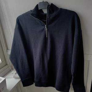 Svart halfzip sweatshirt från Zalando. St 10/38/M. Aldrig använd 