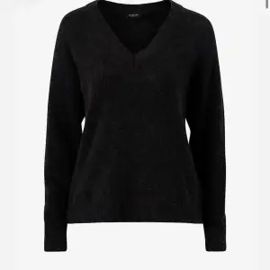 Säljer nu min nästan oanvända svarta stickade tröja!  Liknar tröjorna från vero Moda, fast med v-ringning! Ord. Pris 399 (Frakt 49kr)