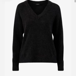 Svart stickad tröja  - Säljer nu min nästan oanvända svarta stickade tröja!  Liknar tröjorna från vero Moda, fast med v-ringning! Ord. Pris 399 (Frakt 49kr)
