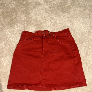 Röd Jeanskjol - Så snygg röd Jeanskjol med silvrigt spänne🩷