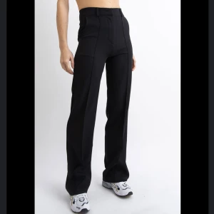 Kostymbyxor - Jättefina kostymbyxor från madlady i storlek 36/tall, passar mig som är 170cm🌸 dom passar även en xs, och även kortare. Helt nya, aldrig använda, dom satt ej som ja trodde. Så dom är i super skick! Nypris: 599:- 