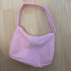 Super söt rosa väska från Gina tricot. Aldrig använd. 💕