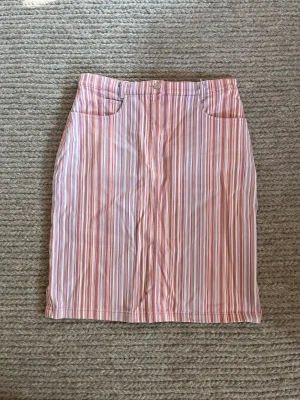 Randig jeanskjol - Mönstrad kjol i jeansmaterial. Fickor på sidorna och en liten slits nertill på baksidan