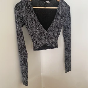 Glittrig topp - Svart glittrig topp från divided H&M.  20kr + frakt
