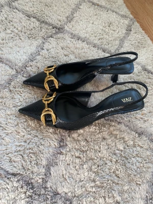 Klackskor - Säljer dessa super coola klackar från zara som aldrig används då dom tyvärr var lite stora på mig!🥰 original pris 500kr