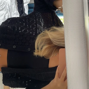 Kofta - Trekvarts ärmad stickad kofta från indiska, endast använd 1 gång så den är som ny❣️