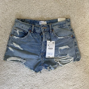 Mid Rise jeans shorts Zara - Helt nya jeans short som endast är testade💞Prislappen sitter kvar (Nypris 329