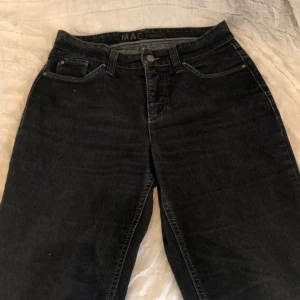 Svarta Mac Jeans - För små för mig men skitsnygga bakfickor