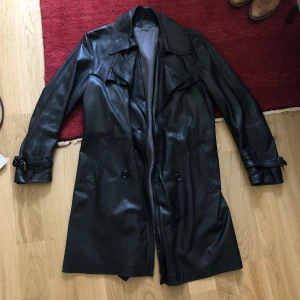 Läderrock  - En favorit som används för lite och därmed söker nytt hem, varit mig trogen länge så detta känns tråkigt, perfekt passform och funkar till allt, jag är 186 o den sitter som den sitter 