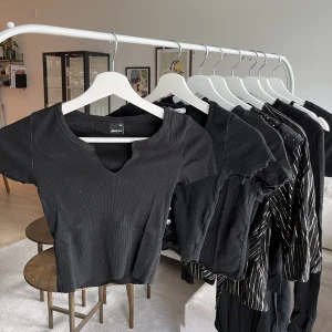 Croptop  - Svart ribbad croptop från Gina Tricot med V-klippning. Bra skick!