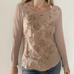 Vintage tröja - Långärmad tröja med paljetter, två små hål vid axeln därav priset 