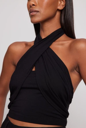 topp - svart topp från NA-KD. Nypris 229kr säljer då den inte kommer till användning. Fint skick och knappt använd. 🫶🏻