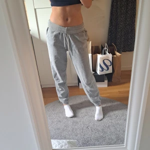 Mjukisbyxor  - Super sköna gråa mjukisbyxor från H&M. Bra kvalitet. Hör av dig vid mer frågor!💗