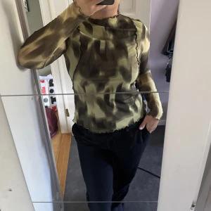 Grön topp - Snygg festtopp från &otherstories! Mönstrad grön topp i mesh (undertyg så inte genomskinlig) Aldrig använd så lapp kvar. Hör av dig vid intresse eller frågor!🥰Nypris 350kr