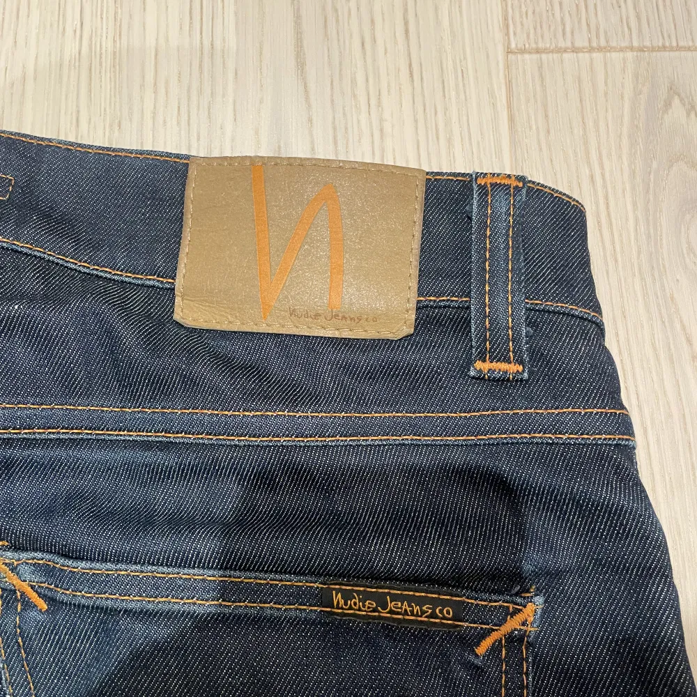 Nudie jeans i bra skick och med riktigt snygg fade speciellt där bak. . Jeans & Byxor.