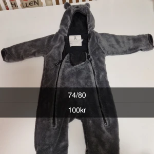 Overaller - Säljes i befintligt skick Frakten betalas av köparen Pris står på bilden samt storlek