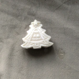 Gullig badbomb! - Säljer denna söta badbomd som föreställer en julgran! Säljer då jag har många badbomber