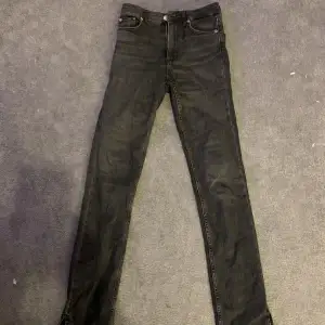 Säljer dessa jeans från zara med slits som jag har använt ett par gånger men är i bra skick 