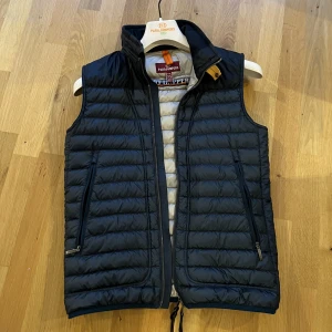 parajumper sully väst  - parajumper väst ny skick som ej tillverkas längre, nästan oanvänd inga defekter, äkta såklart skriv för mer bilder, original pris 2999